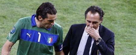 囧叔向裁判施压后染红，罗基：容忍这种行为问题会越来越严重（囧叔施压裁判遭红牌，罗基：一旦容忍，问题只会愈演愈烈）