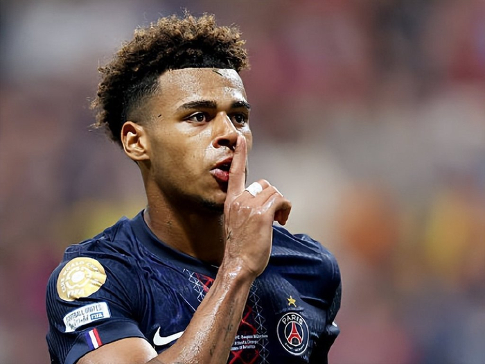 浙江队长比佩尼亚更香！大连别签长约了 弗兰克：首选中超 我的自律与生俱来（弗兰克称首选中超、自律天成；浙江队长力压佩尼亚，大连慎签长约）