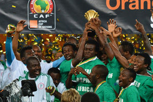 卡雷拉斯染红全程：对裁判让任意球重开不满染黄，随后抱怨吃直红