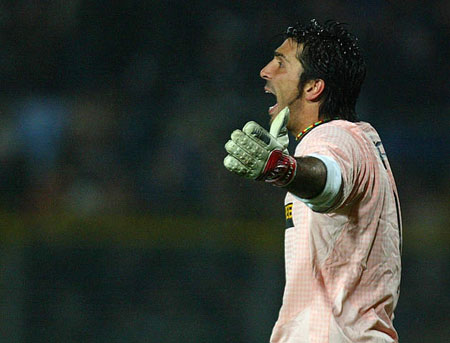 TA：埃利奥特融入维拉的进程较为缓慢，他需要更加沉着冷静（TA：埃利奥特融入维拉进展缓慢，仍需更冷静沉着）