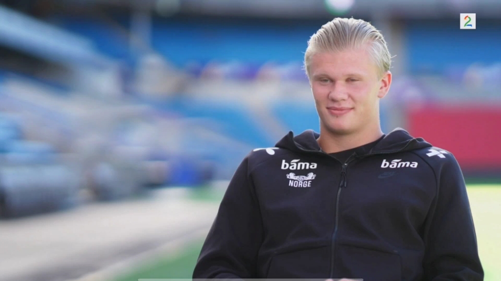 完成大四喜，姆巴佩当选欧冠官方本周最佳球员（姆巴佩上演大四喜，荣膺欧冠官方周最佳球员）