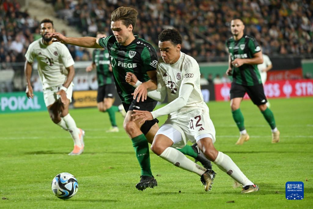 顶级！皇马主场伯纳乌变圣诞乐园！（震撼！皇马主场伯纳乌化身圣诞乐园！）