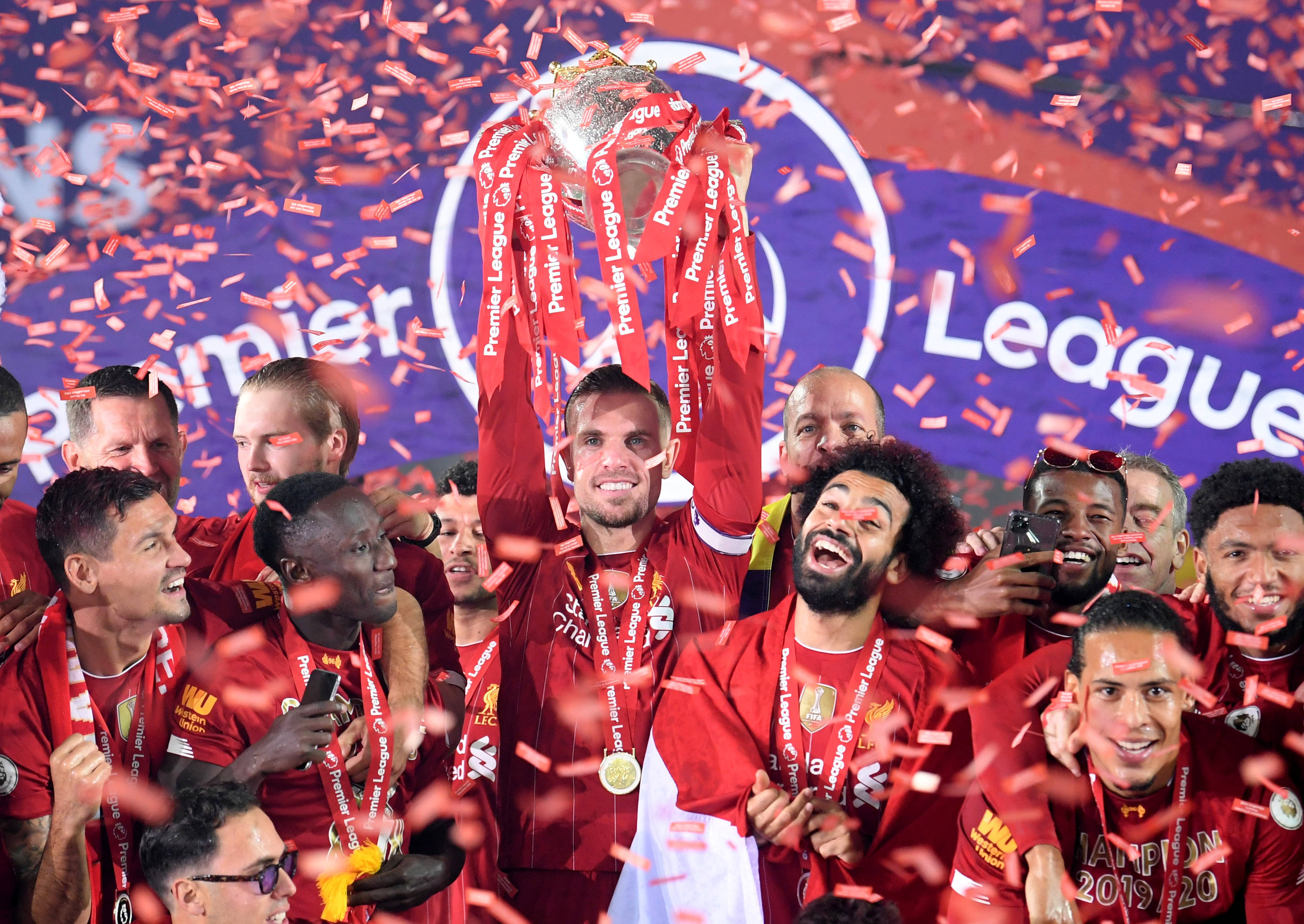 懂球帝12周年120大瞬间决赛：梅西捧大力神杯PK武磊绝平巴萨（懂球帝12周年120大瞬间终极对决：梅西高举大力神杯对阵武磊绝平巴萨）