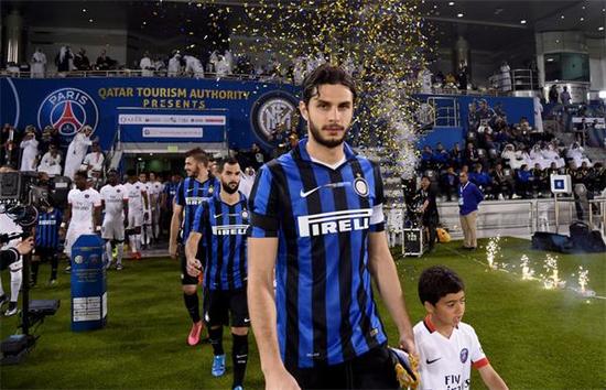 越来越大了，泰州高速口已经搭好巨幅“苏超”冠军标语