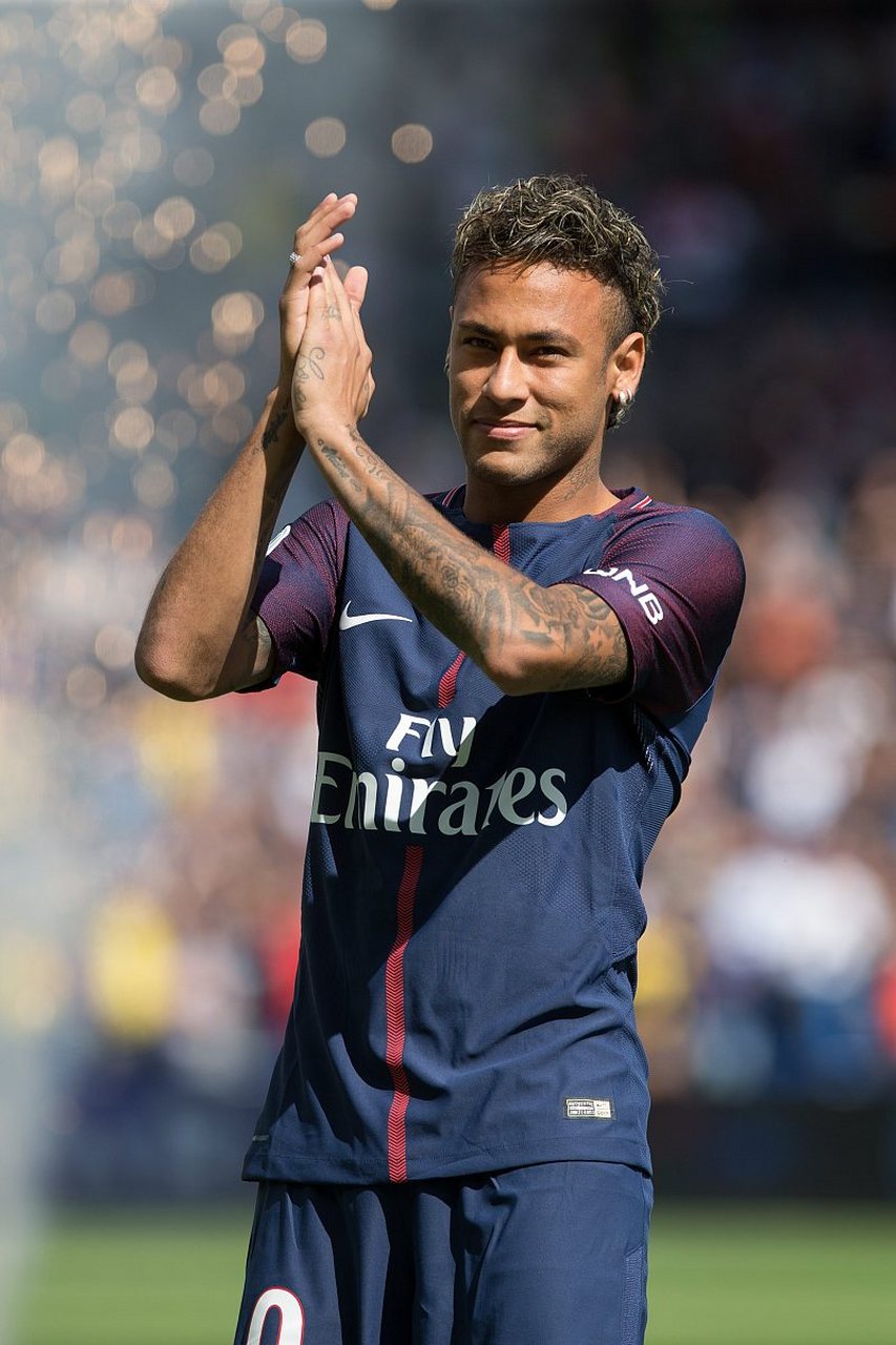 近3场贡献2球2助，米兰租将英超火力全开，买断价2600万引关注（近三战2球2助！米兰租将英超爆发，2600万买断条款成焦点）