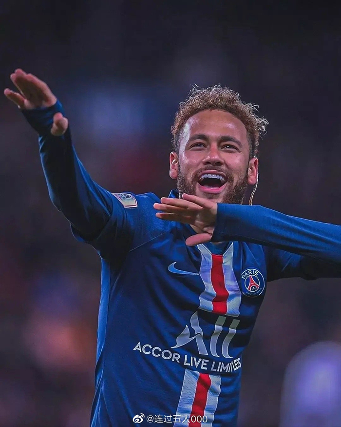 图片报：西蒙斯因抱怨颈痛缺席昨日合练，很可能缺战今日比赛（图片报：西蒙斯昨因颈痛未参加合练，今日比赛恐将无缘）