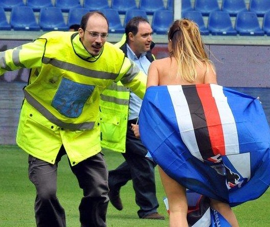 球星再度超神发挥（巨星再度神勇爆发）