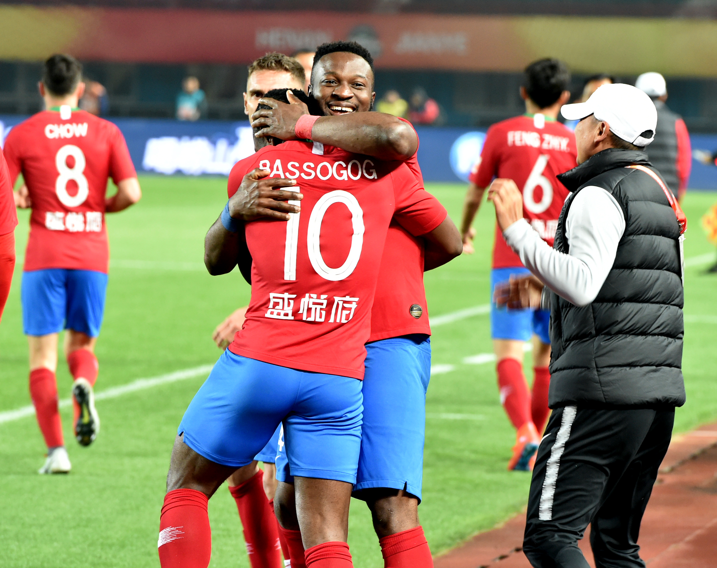 最近阿隆索的帅位岌岌可危，斯洛特也面临战绩不佳的...（阿隆索帅位告急，斯洛特亦因战绩低迷承压）